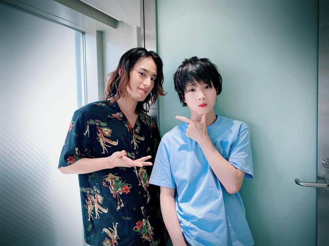 武子直輝さんのインスタグラム写真 - (武子直輝Instagram)「植田さんとブラクロの取材でした♣️ 稽古も本番も更に楽しみになりました🦅 これからよろしくお願いします🙇 スタジオからのフルーツの差し入れでテンション爆上がりしました！  #ブラッククローバー」8月8日 15時10分 - takeshi__naoki