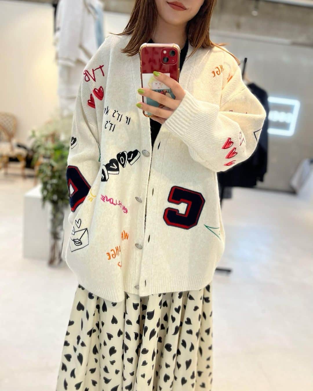 新谷美奈のインスタグラム：「. ⁡ 先月のCOELの冬の展示会☃️ どれもこれもかわいくて🥹💘 なかでも最推しはやっぱり ビッグカーデとチェックスカートの組み合わせ💚 ご予約もたくさんありがとうございます💕 ⁡  冬物の入荷の前に！！ 皆さまお待ちかねの秋のコレクションが🍂 いよいよ本格的にスタートします💛 入荷速報はストーリーズにてお知らせしますので 欠かさずチェックしてて下さいね🫣  ✍️追記　この投稿をして数分後に📦秋物届きました🥳 ⁡ #COEL#コエル#展示会」