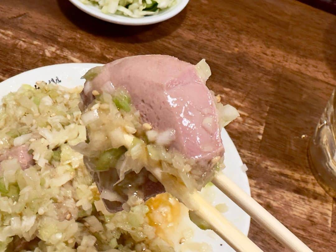 わっきーのインスタグラム：「新宿三丁目で超人気大衆酒場「もつ煮込み専門店 沼田」さんで、一人呑みしてきました！ もつ煮込みの味が5種類あり、今回は辛味噌をチョイス。 ねぎればは超絶品。 ここ行っときゃ間違いなし👍  #もつ煮込み専門店沼田 #もつ煮 #もつ焼き #大衆酒場 #レバ刺し #せんべろ #東京グルメ #新宿グルメ #新宿三丁目グルメ #youtube #わっきーtv」