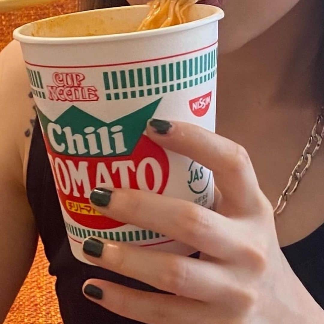 MIOのインスタグラム：「制作して友達と食べたカップラーメンがうまかった！」