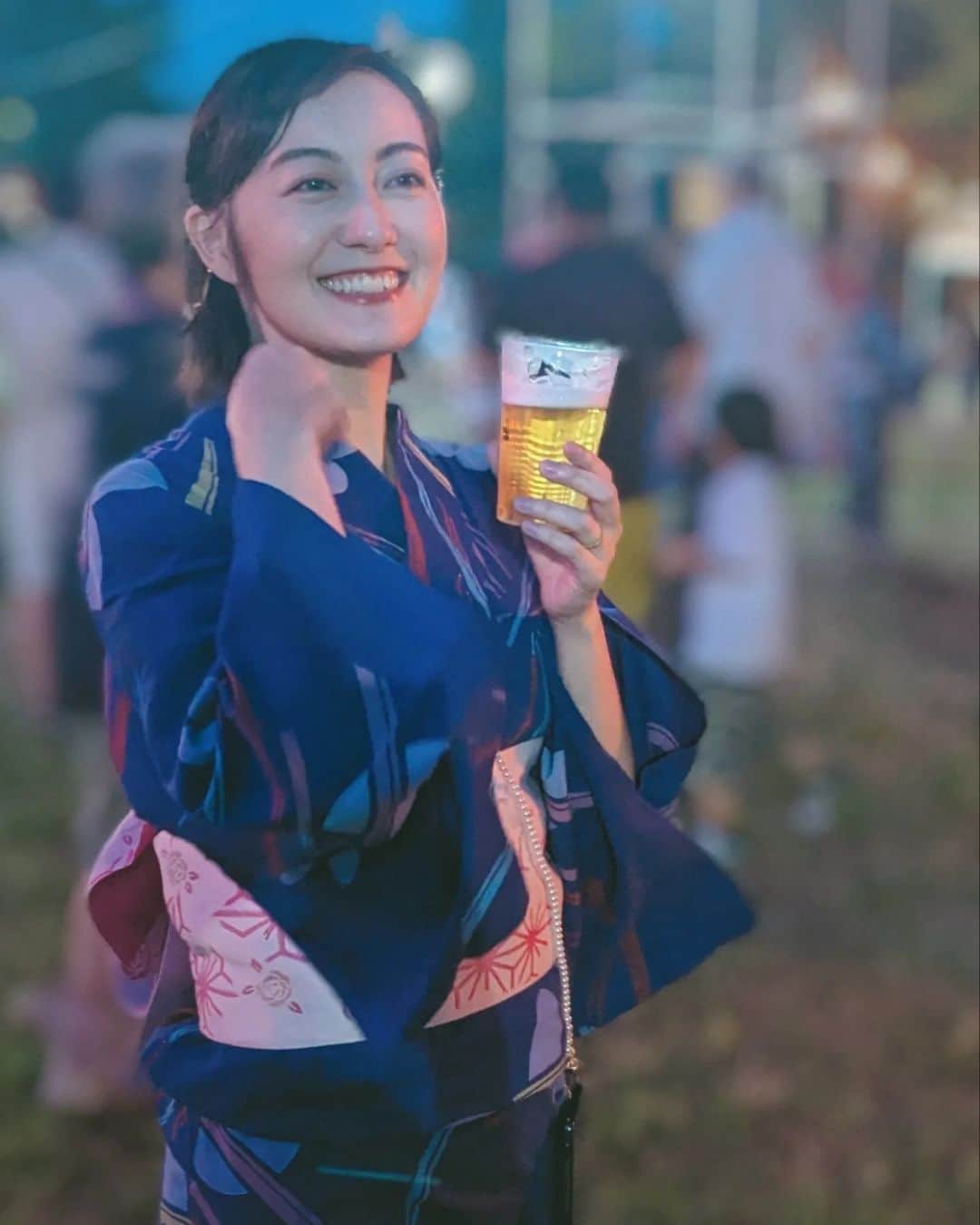 のインスタグラム：「ふと、プライベートで浴衣を着たことないなぁと思って、今年の夏は浴衣を着てみました🎐  20代の時に母から譲り受けた浴衣と帯。その時に着付けも教えてもらっていたけど、自分で着付けて出かけたことはなかったので前日にちょこっと練習をしました😅  夏の風を感じながら浴衣でビール、最高でした〜🍺  #浴衣」