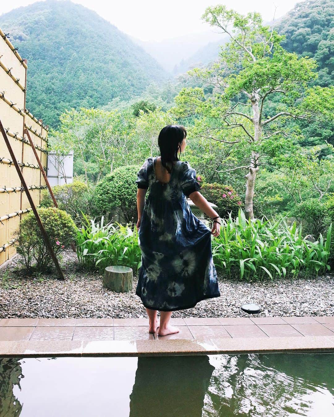 永原真夏のインスタグラム：「温泉か海で大体のことは良くなる🪸🧖‍♀️🐚」