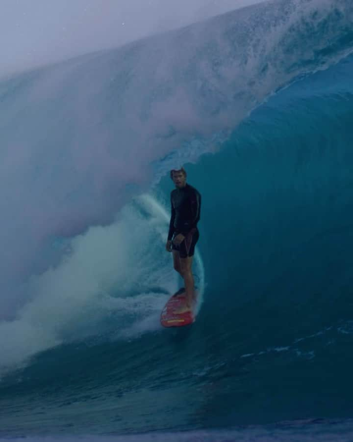 ジョン・ジョン・フローレンスのインスタグラム：「First wave at Teahupo’o in five years, so stoked to be back here. _ 🎥 @erik_knutson_ @parallelsea」