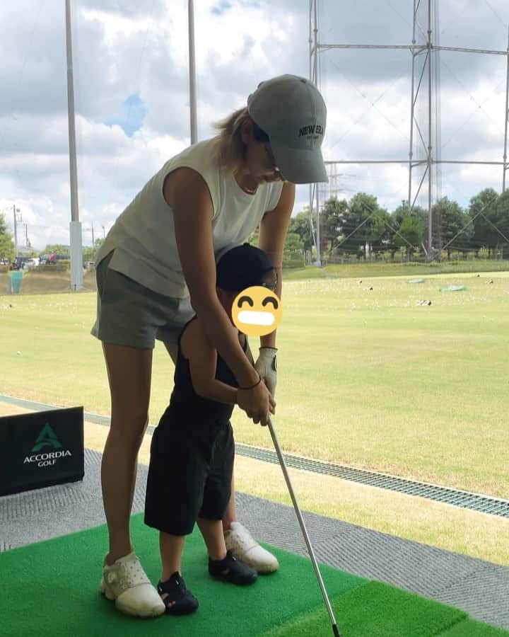 藤田美里のインスタグラム：「. . 👦🏻と。  もうすぐ3歳だけど、 私はこれくらいの頃から始めたんだな〜と。  #golf #ゴルフ」