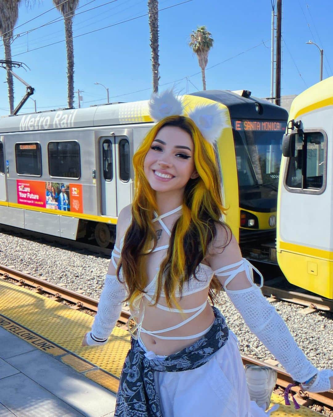 バレンティナ・アコスタ・ギラルドさんのインスタグラム写真 - (バレンティナ・アコスタ・ギラルドInstagram)「Hard Summer was so much fun!!! It was a fcking movie ✨ vibes were immaculate and we just allowed ourselves to go with the flow 🫶🏻 Got to meet friends and enjoy the music with some silly dances 😝 There’s not many photos from day 2 lol, I had to do my make up in the car and go running, lit running, to see Disco Lines bc I found out he was performing 2 hours before the set while I was eating breakfast on my pj 20 min away from home 🤓 But I had to see it. And we did it! Just 20 min tho 🥴 but It was totally worth it.  After all the sweat and calf soreness, I got to see a couple song I wanted to see, hopefully some day all of them 🤭 Now, this is probably the last big festival I will be attending until next year 🥺 time to focus on my projects and be back again feeling as good or even better than how I’m feeling now 💖」8月8日 15時33分 - vofvadi
