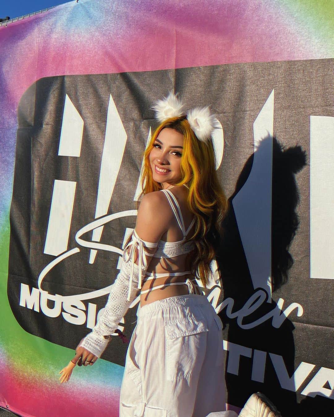 バレンティナ・アコスタ・ギラルドのインスタグラム：「Hard Summer was so much fun!!! It was a fcking movie ✨ vibes were immaculate and we just allowed ourselves to go with the flow 🫶🏻 Got to meet friends and enjoy the music with some silly dances 😝 There’s not many photos from day 2 lol, I had to do my make up in the car and go running, lit running, to see Disco Lines bc I found out he was performing 2 hours before the set while I was eating breakfast on my pj 20 min away from home 🤓 But I had to see it. And we did it! Just 20 min tho 🥴 but It was totally worth it.  After all the sweat and calf soreness, I got to see a couple song I wanted to see, hopefully some day all of them 🤭 Now, this is probably the last big festival I will be attending until next year 🥺 time to focus on my projects and be back again feeling as good or even better than how I’m feeling now 💖」