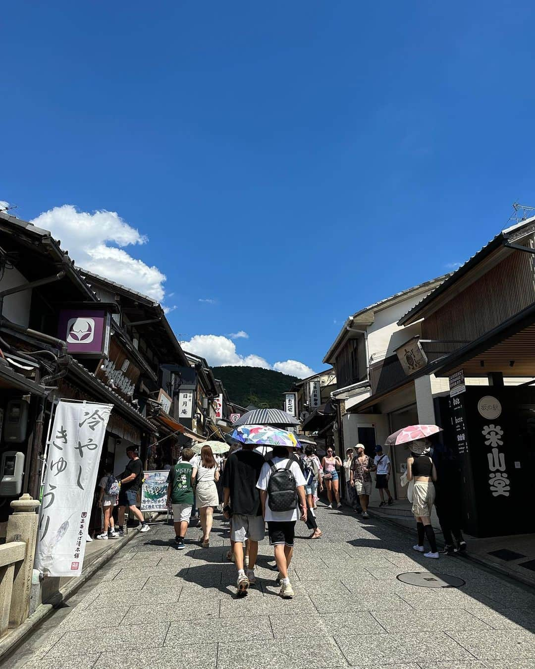 立澤香奈さんのインスタグラム写真 - (立澤香奈Instagram)「夏の思い出① 今年の夏は何処へ行っても 暑すぎて汗だくだなぁ…  #京都旅行#清水寺#三年坂#二寧坂#一念坂#五重の塔」8月8日 15時35分 - kana_tatsuzawa