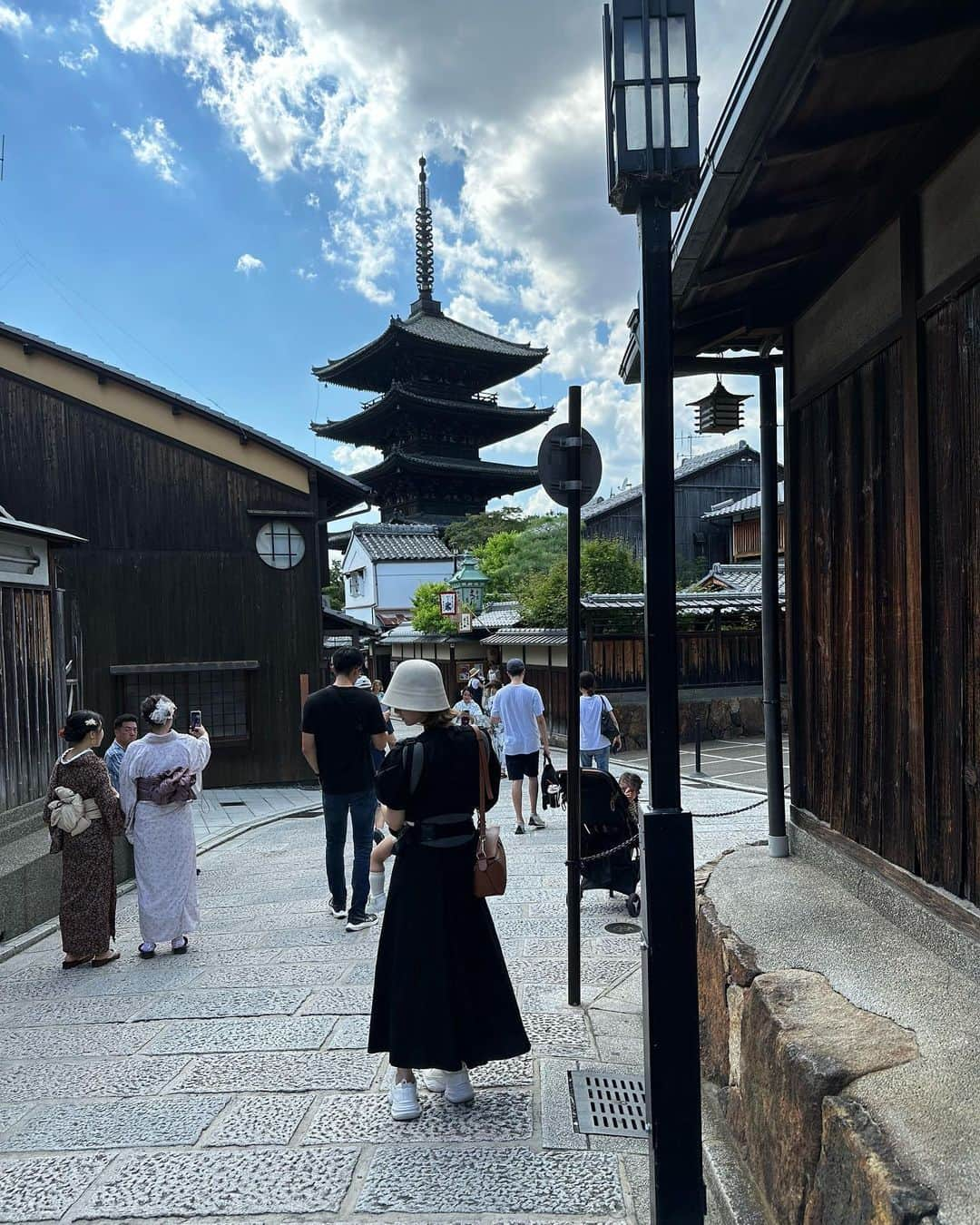 立澤香奈のインスタグラム：「夏の思い出① 今年の夏は何処へ行っても 暑すぎて汗だくだなぁ…  #京都旅行#清水寺#三年坂#二寧坂#一念坂#五重の塔」