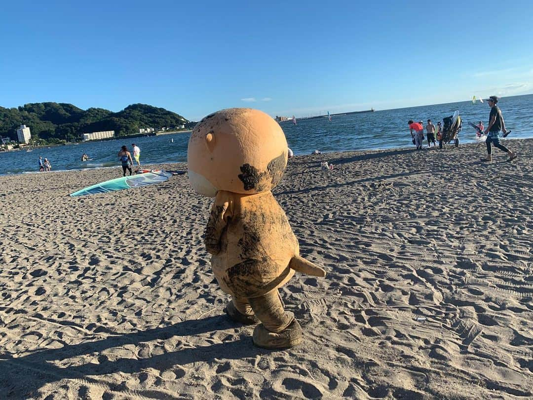 ちぃたん☆さんのインスタグラム写真 - (ちぃたん☆Instagram)「夏のせいかしらっ☆ちょっとはしゃぎすぎましたっ☆ちぃたん☆ですっ☆  Bathe in the sea #海 #泥んこ #ゆるキャラ #ちぃたん」8月8日 15時38分 - chiitan7407