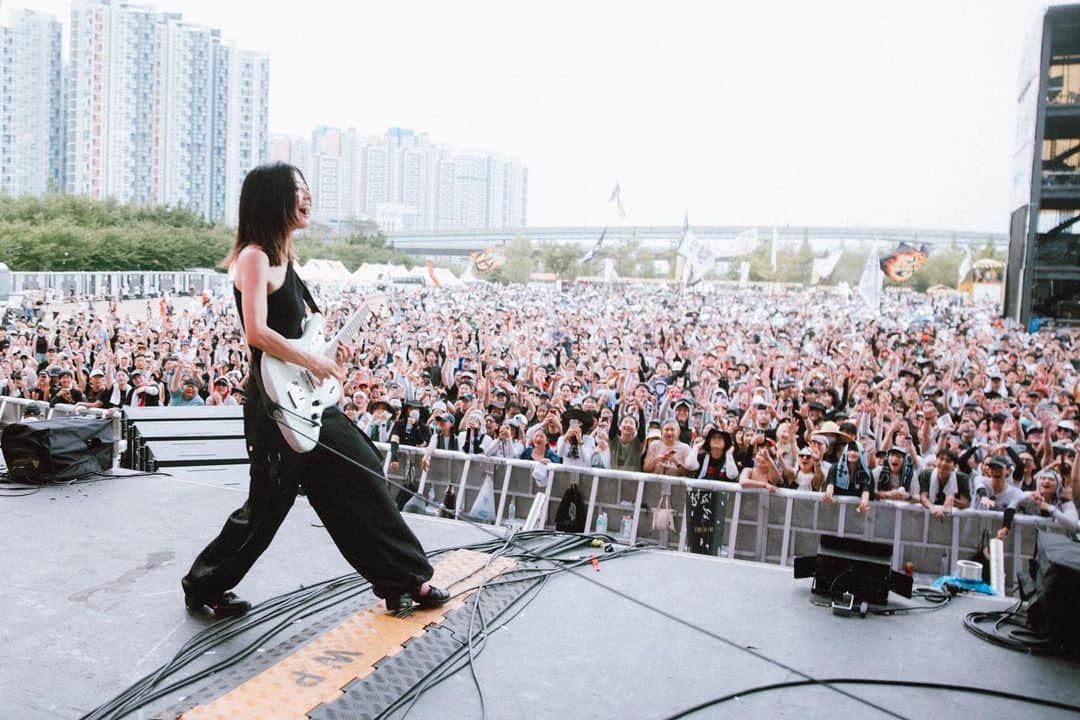 塩塚モエカのインスタグラム：「Incheon Pentaport Rock Festival @pentaportrf   좋은 시간 보내줘서 고마워요 ❤️‍🔥 love 한국  Photo by Eric Chen @103mc_milkgreen   （ごうさん、しんちゃんも、ありがとう🫶）」