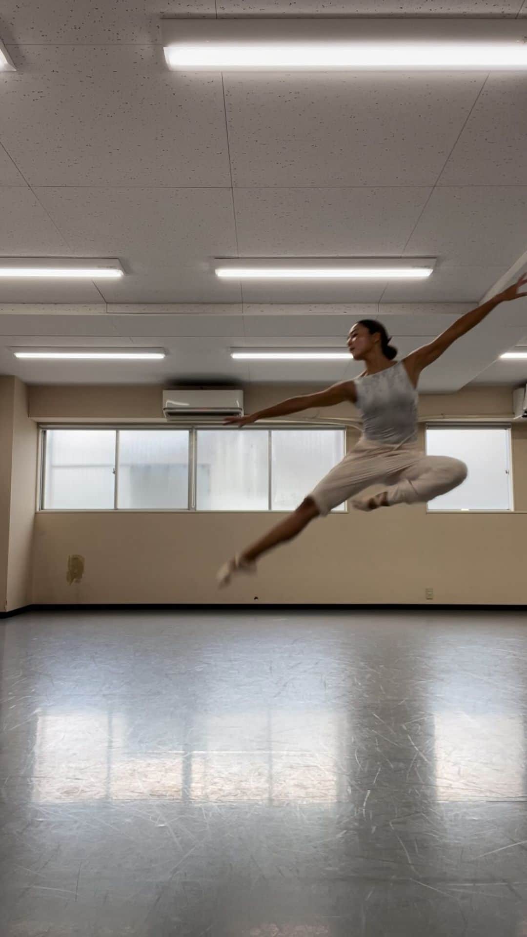 草柳ゆうきのインスタグラム：「流行りのやつやってみた🩰  バランシンのこのジャンプ、ぶっちゃけ何が正解なのかわからず見様見真似でやってますw  #ballettok #バレエ#バレエ好き#バレエ好きな人と繋がりたい #ballet #dance#dancechallenge」