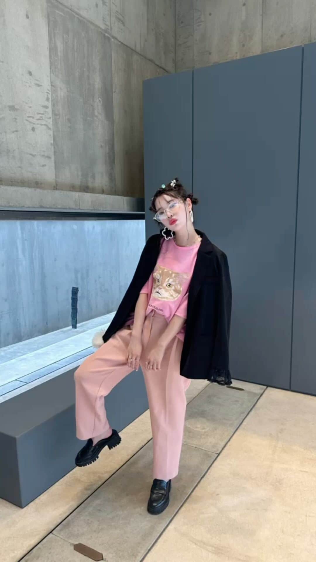 林田沙綾のインスタグラム：「⚪︎ 明日の12：00より titi Tシャツ販売スタートだよ🐈🐈 秋はジャケットと合わせてかわいい〜  #missmebychaling  #猫T」