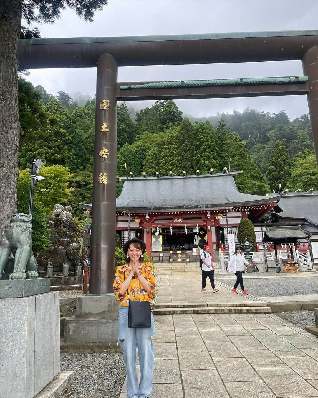 植田麻友美のインスタグラム：「神奈川県伊勢原市にある  阿夫利神社⛩  別名「あめふり山」  昔は、雨乞いや五穀豊穣の祈願の対象だったみたい☔️  とても歴史が深くどっしりした神社でした🍀  あめふり山って呼ばれてるだけあって  参拝前後には通り雨が降ったり☔️  とても不思議な体験が出来た神社でした🌸  お御籤も傘のデザインで可愛くて  本当に素敵な神社でした🍀   #阿夫利神社  #阿夫利神社下社   #神社巡り   #神社好きな人と繋がりたい」