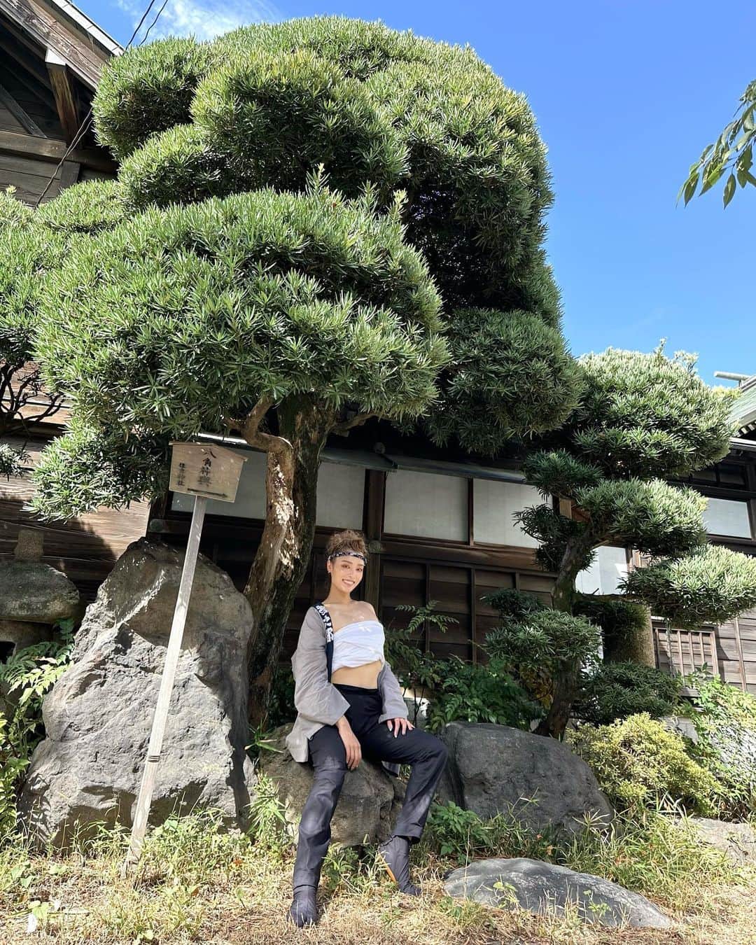 RiRiのインスタグラム：「8/8 ライオンズゲートが一番開く日🪐  感化されている人も多いのではないかな🧚🏻‍♂️🎶？  自分の内側から込み上げる様々な感情、価値観が 押さえ込めなくて、良くも悪くも出てくる🤲✨  それを素直に引き出してあげて、 " 自分は、どうしたい？ " と、聞いてあげる事が、何よりものセルフケア🤍  自分に素直になる事が大切☺️🌱  そんな昨日は、産土神様のお祭りへ⛩️✨  神輿は見るだけと思っていたのに、 見ていたら感化されすぎて 居ても立っても居られず、 ビショビショになりながら 一心不乱に担いで、叫んでいた😂🔥笑  曲がった事は嫌い、誠意と義理人情、 負けん気の強さは、下町バイブスなんだなと 改めて痛感しました🐉✨  生まれながらに龍の属性だったみたいで、 ここ数年で自分のいろんな事の付箋回収ができて 面白い日々の人生です😂🌱  本当、龍女って大変。笑  雨が降ると言われていたのに晴天になり、 ハートの中に彩雲まで見れてしまった日🥹🫶✨  ライオンズゲート、 楽しみながら自分に素直に過ごしましょ🤍」