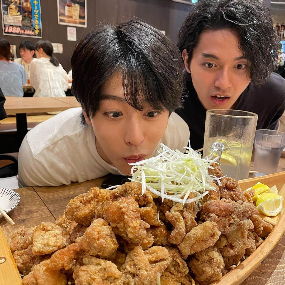 ジュンペイさんのインスタグラム写真 - (ジュンペイInstagram)「. 隼平の舞台の前にラゾーナでデートの巻 . この日は隼平の舞台3日目で、おかよが観に来る予定 . 舞台の入り時間まで時間があったから、会場のあるラゾーナでお買い物デート . おかよが白いバッグが欲しいって事で、2人で白いバッグ探しに . ブランド店からプチプラブランド店まで、色々探した結果 . また今度にしよってなったw . いや、良いのが何個かあったのだが、あり過ぎて逆に選べなくなったとゆー . よくある話ですね . さてさて、肝心な舞台の方は大きなアクシデントもなく、無事終える事が出来ました . １つあるとすれば… . おかよが観に来るとゆー事で、隼平的にめちゃくちゃプレッシャーを感じてたとかなんとか . そうそう、おかよと一緒にみな姉とアウトローさんも来てくれました . 舞台終演後はキャストさん何人かと隼平とおかよ、みな姉、アウトローさんとご飯 . 花金だったので、なかなか注文した品が出てこず . やっと出てきたと思ったら、終電の時間 . 頼んだ唐揚げを口へ投げ込みながら、2人駅まで走りましたとさ . あ、そー言えば、白いバッグまだ決めてないや😇 . 隼平×おかよ . #あいの里  #lovevillage  #あいのり  #netflix  #ネトフリ  #フジテレビ  #恋愛リアリティショー  #恋リア #恋愛バラエティ  #隼平  #おかよ  #villageメンバー #あいのりメンバー  #ラゾーナ川崎プラザ  #舞台 #観劇 #白いバッグ何にしよ」8月8日 16時00分 - kk_jayp