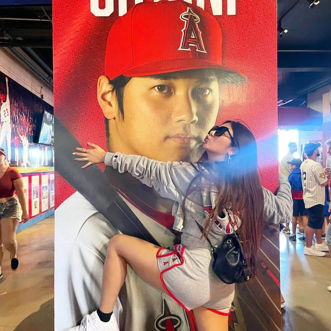 MiyakeKasumi さんのインスタグラム写真 - (MiyakeKasumi Instagram)「初めてのロサンゼルス！ 初めてのエンゼルス！ 初めての大谷〜❤️  Marry me！！！！！！笑  日本人として1度は生大谷みたかったので🥺❤️  入口から可愛くてテンション上がった😍   #la  #ロサンゼルス  #ロサンゼルス旅行  #エンゼルス  #大谷翔平  #アナハイム  #ロス  #losangeles  #angels  #ohtani  #shoheiohtani  #anaheim」8月8日 16時05分 - 1225kasumi