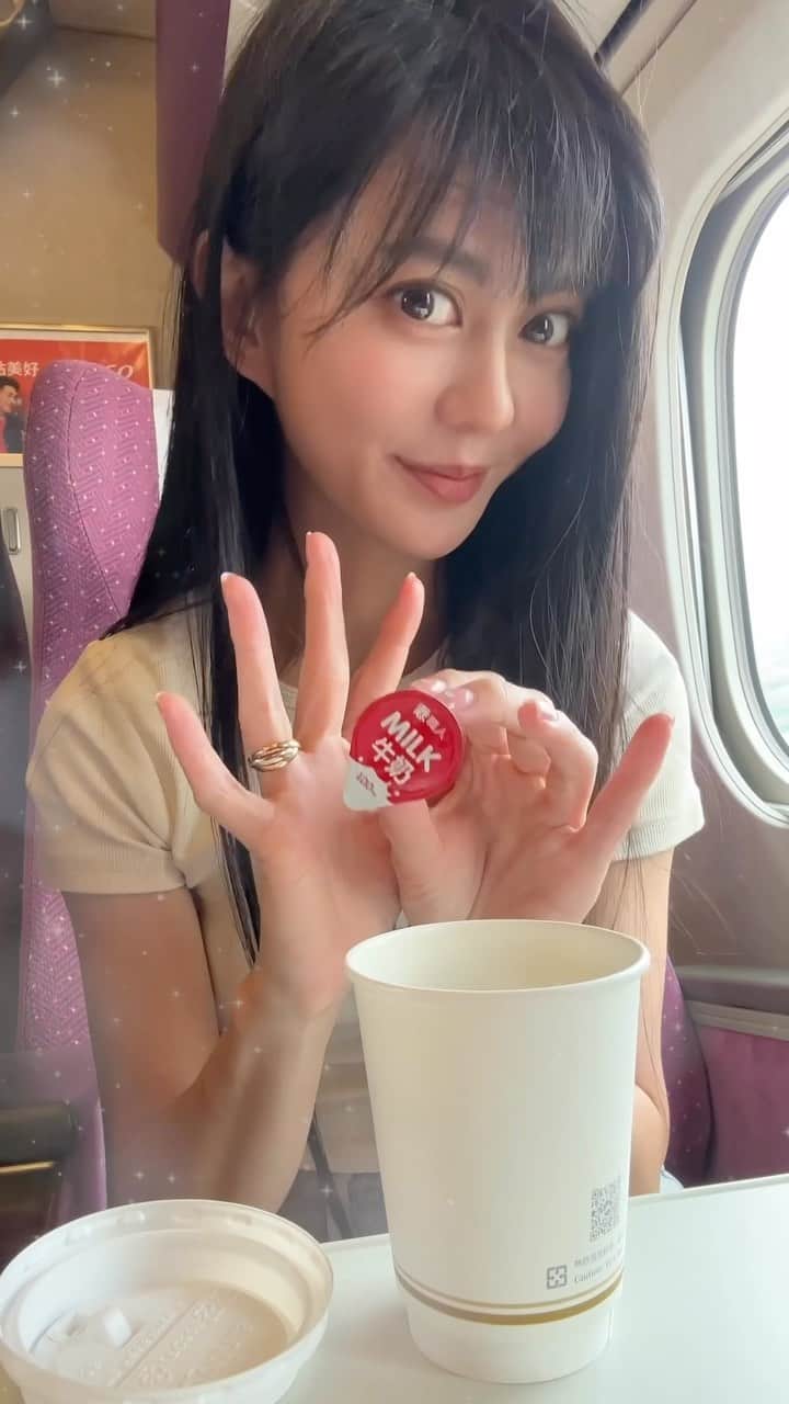 白癡公主のインスタグラム：「王美在高鐵上現做奶茶教學」