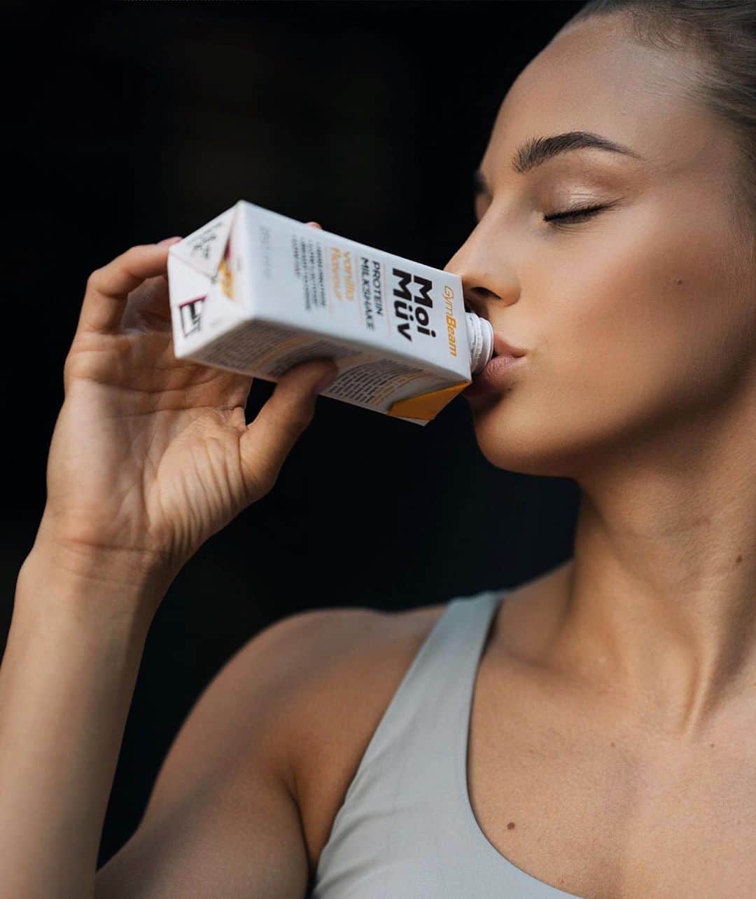 ダリア・ビロディドのインスタグラム：「Drinking my favorite vanilla protein milkshake from @gymbeamua 😋🥛」