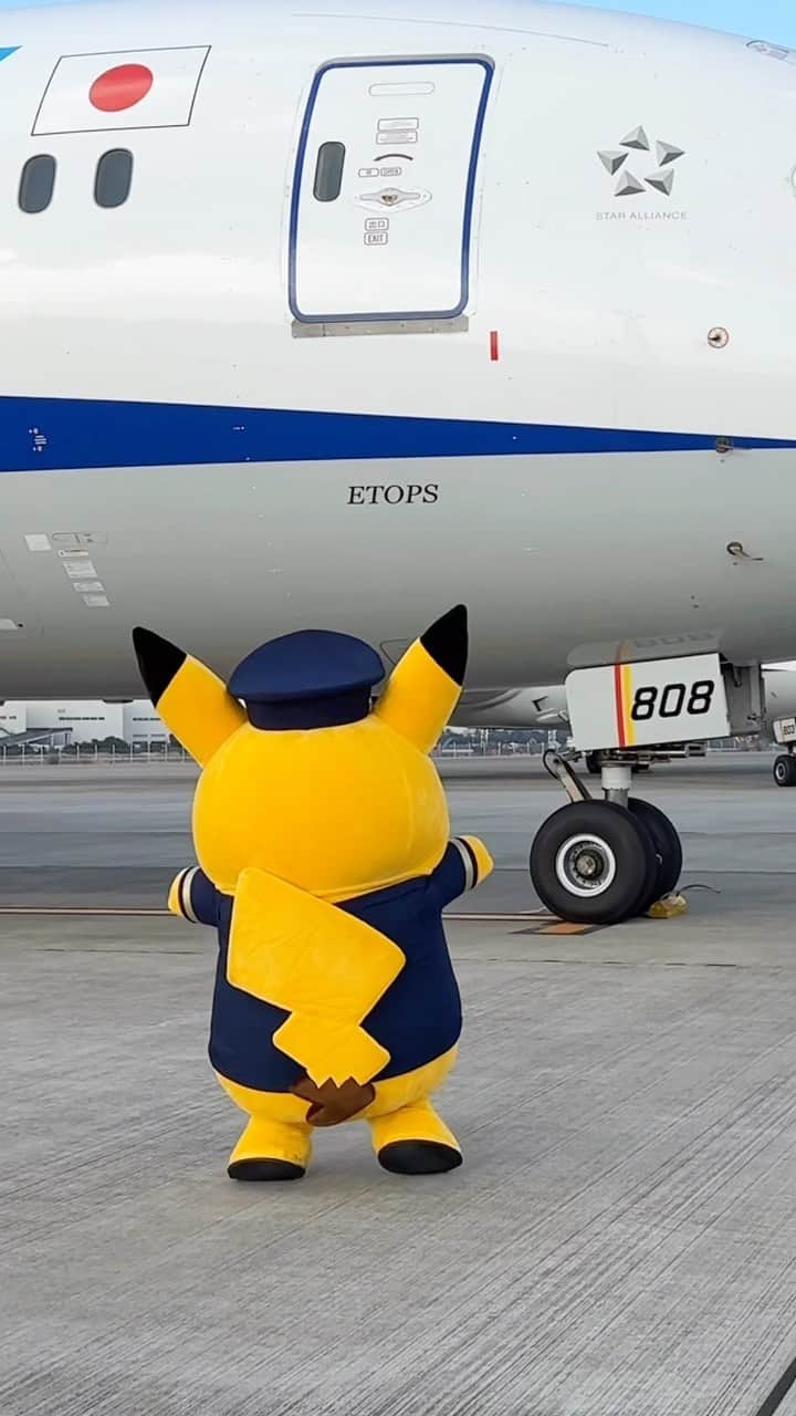 ANAのインスタグラム：「#throwingairplane ⚡️✈️ @pokemon @pokemon_jpn  #Pokémon #pokemon #PokémonAirAdventures #pikachujet #pikachu #allnipponairways #ana #airplane #airport #japantrip #trip #travel #pilot #ポケモン #ポケットモンスター #そらとぶピカチュウプロジェクト #そらピカ #ピカチュウジェット  #ピカチュウ #飛行機 #パイロット #空港」