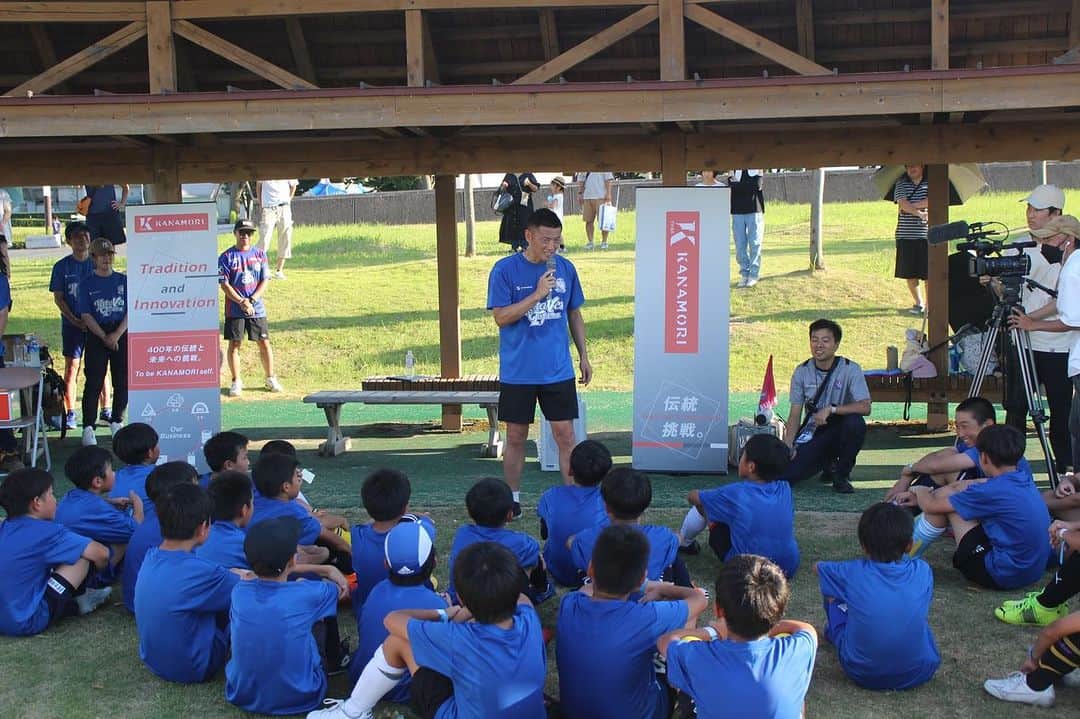 播戸竜二さんのインスタグラム写真 - (播戸竜二Instagram)「『富山⛰️』 ・ カターレ富山さんからのお誘い頂きました！ ・ 金森藤平商事さんのサッカースクールでした！ ・ 子供達とサッカーをやって、熱く語ってきました！（笑） ・ 富山は以外と暑かった🥵 ・ それに負けない子供達の情熱！いろいろな質問もありがとう！ ・ ・ #カターレ富山 #金森藤平商事  #播戸熱く語るw」8月8日 16時28分 - ryuji_bando