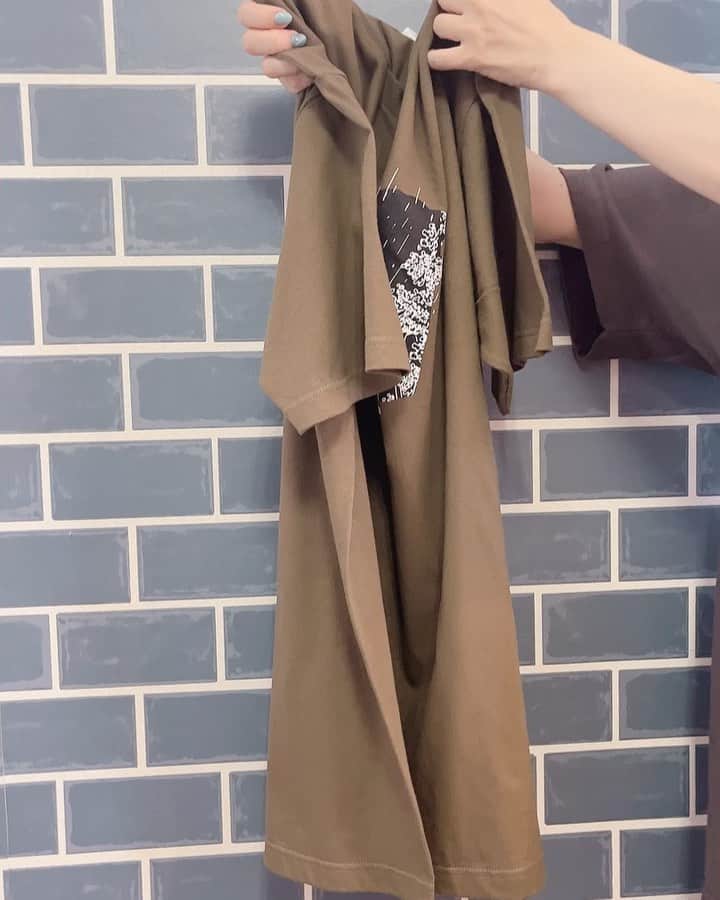石川智晶のインスタグラム：「⭐️夏の庭Tシャツ発売開始！  人気曲「夏の庭」イメージTシャツが限定数量発売！〈暑中見舞いポストカード付〉  レディースサイズ(WL) Lサイズ、XLサイズ、 XX Lサイズ各種サイズ  デニム/メトロブルー/チャコール/オリーブ色  Web Shopにて販売 https://material-world.shop/  #石川智晶」