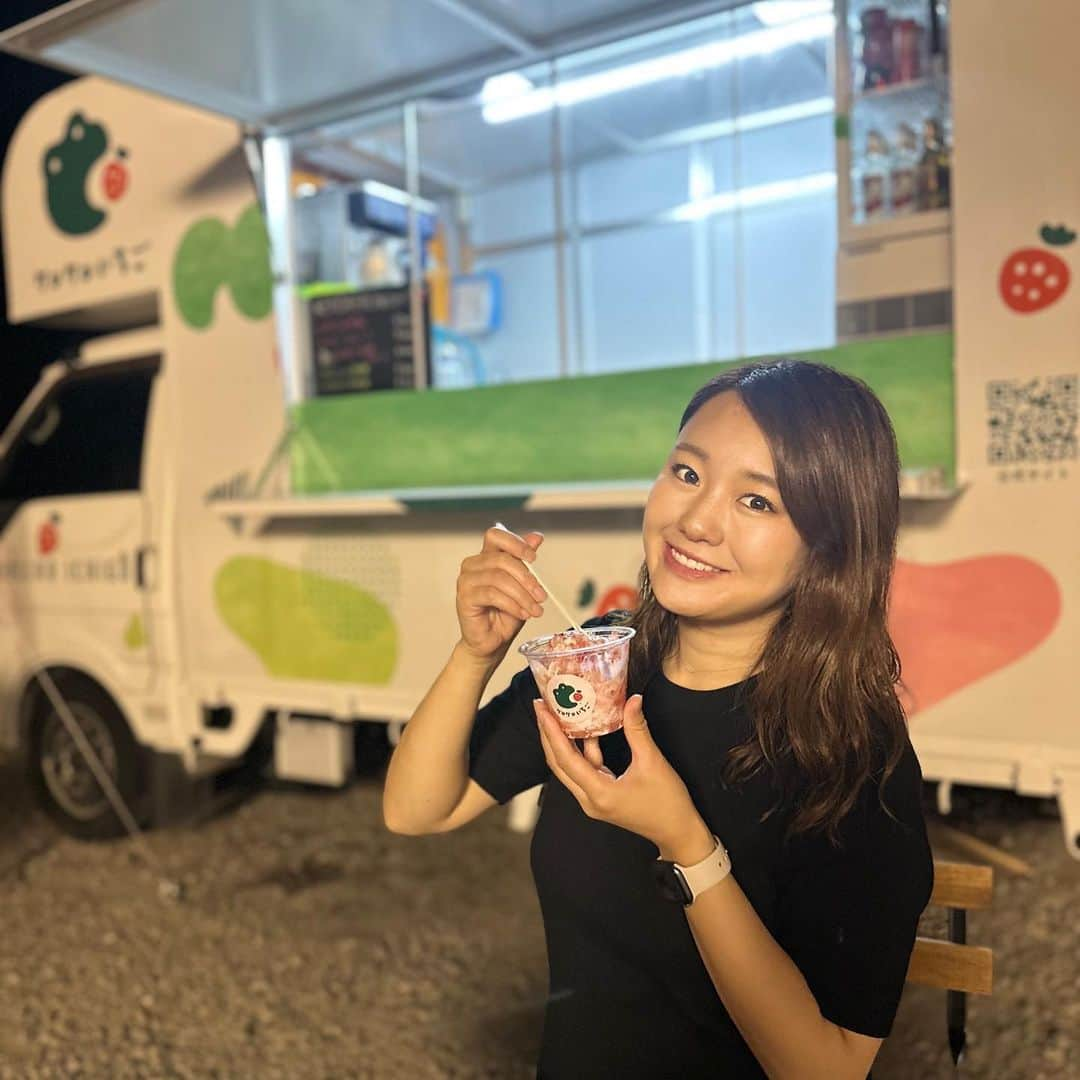 熊谷彩夏さんのインスタグラム写真 - (熊谷彩夏Instagram)「🍓  名取市にある #ケロケロの杜　に行ってきた！ いちご狩りができるんだけど、 なんと、夏！そして夜！に出来る！ めちゃくちゃ珍しいー😳  場所は#仙台空港駅 の近く。 お祭り感満載のいちごハウス！  #ケロケロいちご #仙台夏祭り #宮城夏祭り　 #いちご狩り　#名取いちご狩り #いちご　#ライトアップ  #夏休み #仙台グルメ　#宮城グルメ　#スムージー　#パフェ　#レジャー　#旅行　#仙台空港　#名取　#夜のいちご狩り #🍓」8月8日 16時38分 - kumagaiayaka73