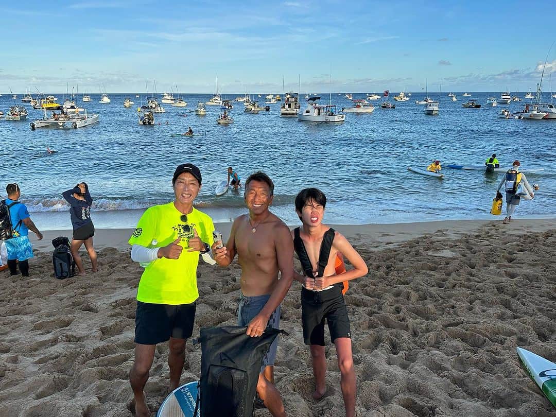 田中律子さんのインスタグラム写真 - (田中律子Instagram)「ハワイ🤙🏼モロカイ島からオアフ島まで約60キロの海峡を渡る世界選手権🏄 『Molokai 2 oahu』 @molokai2oahu  コロナでずっと出来なくて、4年ぶりの開催です‼️  スタート前は、選手みんなで輪になって手を繋いでハワイアンのお祈りをします🙏🏼これがホントに素敵で感動🥹  沖には選手1人に1艇伴走船がつくから、約200艇の船がスタートを待ってます🛥️ 圧巻の景色‼️  日本人🇯🇵選手もみんな大健闘👏🏼👏🏼👏🏼おめでとう👏🏼👏🏼👏🏼  我らチームの松山選手もSUP部門で3位👏🏼👏🏼👏🏼すんばらしーーー‼️スタートから5時間50分、大海原の中で前に進むことだけを考えて、何度も止めようかと葛藤と戦いながら、自分を信じてチームと共にゴール🙌🏼もー、感動しかない🥹  選手のみなさん、運営スタッフのみなさん、M2O関わった全てのみなさん、お疲れ様でした👏🏼また来年❗️  MAHALO🤙🏼  #hawaii  #maui #molokai  #molokai2oahu  #sup  #4年ぶりの開催」8月8日 16時30分 - ri2kotanaka