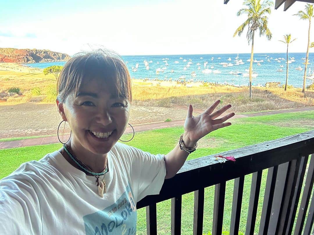 田中律子さんのインスタグラム写真 - (田中律子Instagram)「ハワイ🤙🏼モロカイ島からオアフ島まで約60キロの海峡を渡る世界選手権🏄 『Molokai 2 oahu』 @molokai2oahu  コロナでずっと出来なくて、4年ぶりの開催です‼️  スタート前は、選手みんなで輪になって手を繋いでハワイアンのお祈りをします🙏🏼これがホントに素敵で感動🥹  沖には選手1人に1艇伴走船がつくから、約200艇の船がスタートを待ってます🛥️ 圧巻の景色‼️  日本人🇯🇵選手もみんな大健闘👏🏼👏🏼👏🏼おめでとう👏🏼👏🏼👏🏼  我らチームの松山選手もSUP部門で3位👏🏼👏🏼👏🏼すんばらしーーー‼️スタートから5時間50分、大海原の中で前に進むことだけを考えて、何度も止めようかと葛藤と戦いながら、自分を信じてチームと共にゴール🙌🏼もー、感動しかない🥹  選手のみなさん、運営スタッフのみなさん、M2O関わった全てのみなさん、お疲れ様でした👏🏼また来年❗️  MAHALO🤙🏼  #hawaii  #maui #molokai  #molokai2oahu  #sup  #4年ぶりの開催」8月8日 16時30分 - ri2kotanaka
