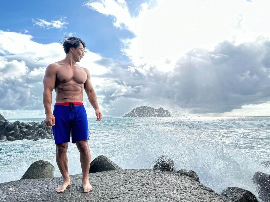 yoshiのインスタグラム：「友達撮影😉  MEN'S DIET筋トレチャンネル @mens_diet   #ボディーコーディネーターyoshi #メンズダイエット #ナチュラルトレーニー #ナチュラルビルダー #ドラッグフリートレーニー #アンチドーピング #フィジーク #フィジーカー #ボディビル #ボディビルダー #腹筋　#腹筋トレ　#腹筋トレーニング #胸トレ #胸トレメニュー #筋トレダイエット #筋トレ #大胸筋 #大胸筋エクササイズ #腹筋　#肩トレ　#有酸素運動 #chest #chestworkout #muscle #workout #workoutmotivation #fittness #drugfree #drugfreetrainer」