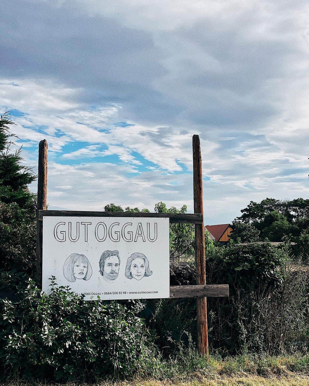 吉田知那美のインスタグラム：「・ it's a wine of memories and a restaurant of memories for us. Natural wine is one of our shared special interests. The wines from @gutoggau winery are my husband's favorites for long time and now it’s also my favorite.  @fika________ is always a special date night for us. The restaurant owners gave us the wedding gift last summer. That was also @gutoggau wines. Very special summer in 2023🍷  お気に入りのワインと、レストランとカバンと。 作っている人たちに会えた、忘れられない特別な夏でした。  #夏の思い出」