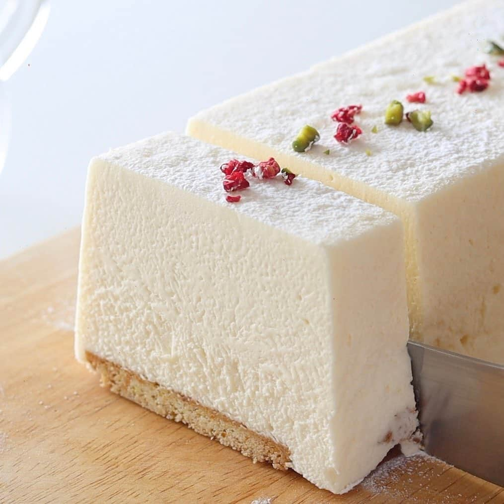 HidaMari Cookingのインスタグラム：「Rare cheesecake🧀  アレンジ自在のレアチーズケーキ💕 調べてみたら60個くらいチーズケーキのレシピ動画を作ってた🤭 ということは10回に1回はチーズケーキを作ってるのかぁ😳 そんな感じはしないな🧀  ▷材料（7×16cmパウンド型）： クリームチーズ　２００ｇ きび砂糖　４０ｇ 水　３０ｇ 粉ゼラチン　５ｇ 生クリーム　２００ｍｌ きび砂糖　１５ｇ バニラエクストラクト　小さじ１ クッキー　好きなだけ  #homemade #easy #recipe #tutorial #cheesecake #foodstyling #foodporn #food #foodphotography #foodpics #foodgasm #tasty #dessert #inspiration  #おうちカフェ #お菓子作り #手作りケーキ #チーズケーキ #手作りお菓子 #cake #sweets #homecafe #homemakecake #instacake #instafood #cakestagram #cakelover #foodie #hidamaricooking」