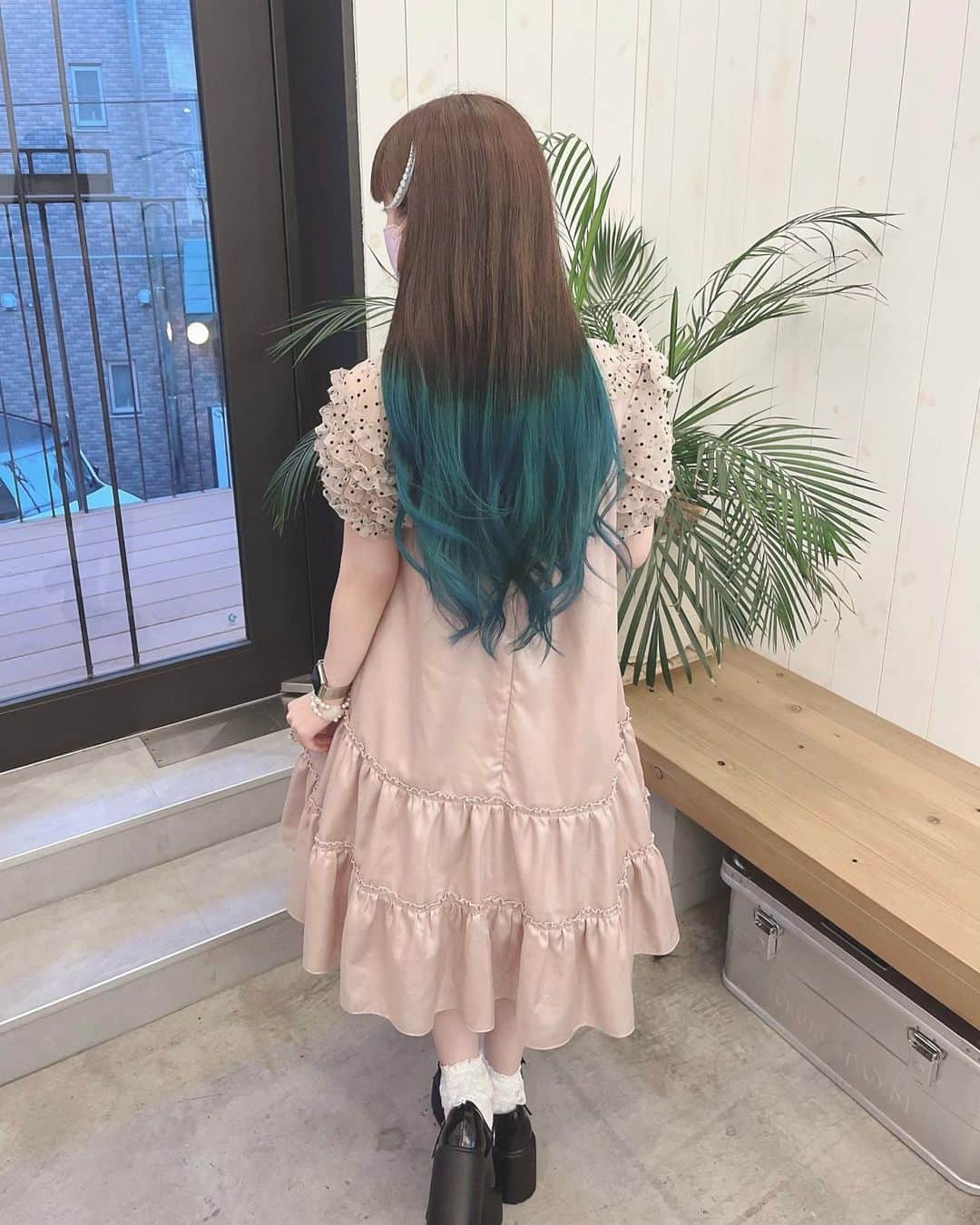 春奈るなのインスタグラム：「昨日、GOOD DAY HAIRでヘアメンテをしてきました🥰 毛先のリーチカラーの幅が大復活したよ☺️💖✨ ケアブリーチ剤でブリーチしてもらったから、リーチカラーもとってもつややか😳✨  #gooddayhair  #haircolor  #推しカラー #下北沢」