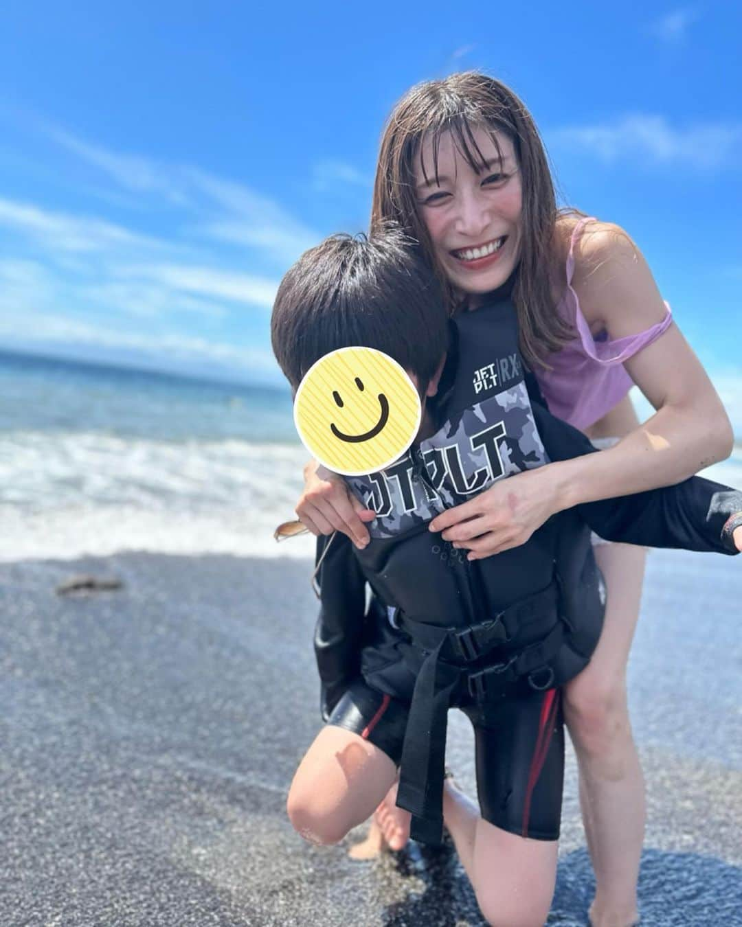 おかもとまりさんのインスタグラム写真 - (おかもとまりInstagram)「【三浦海岸】息子と友達たちと🌊❤️  お目当ては、 #liftefoil @lift_efoil_sea だよ🙆‍♀️私は水が怖くて(苦笑)乗れなかったけど、乗った人みんな楽しかったみたい！！  #eFoil @lift_efoil_sea 是非チェックしてみてね◎  息子と涙打ち際でずっと遊んでた☺️ たくさんのお友達が息子と遊んでくれたから嬉しかったよ😌♡  良い夏の思い出になりました❣️  #liftefoil #efoil #seアミューズメント」8月8日 16時50分 - okamotomari1213