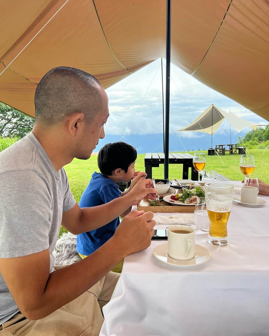山城葉子さんのインスタグラム写真 - (山城葉子Instagram)「. 白馬のグランピング @field_suite_hakuba の食事には 心から感動。 どれもとっても美味しかったです。  イタリアで星付きレストランで修行されたシェフが作るお料理は、長野の食材をふんだんに使ったガストロノミー。 静かな高原で星空のもと戴くお料理は格別でした。 @omemei9 ちゃんのお祝いも出来てよかった🤍  翌日は朝日を見て、そのままトロトロの温泉につかって、 青空の下でbreakfast。 最高！ 仁くんにはフレンチトースト。 大人はブレットクラムチャウダーかチーズガレットを選びます。 本当に美味しすぎて、、、たまげました🫠🫠🫠💛」8月8日 16時50分 - yokoyamashiro