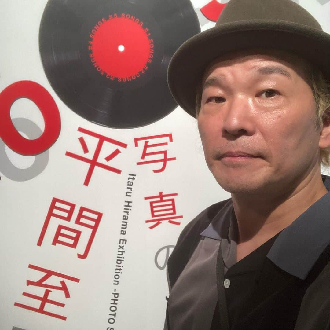 田中和のインスタグラム：「平間至氏の写真展開催中です。 オダギリくんと勝手にしやがれで撮らせてもらったNO MUSIC NO LIFE ＠荒川遊園。撮影等禁止エリアでの展示となってますので何卒です。 物販コーナーはパンフレット他、レアなアナログもありました！ 渋谷ヒカリエにて8/23迄なのでお見逃しなく〜！ #平間至 #NMNL #オダギリジョー #勝手にしやがれ」