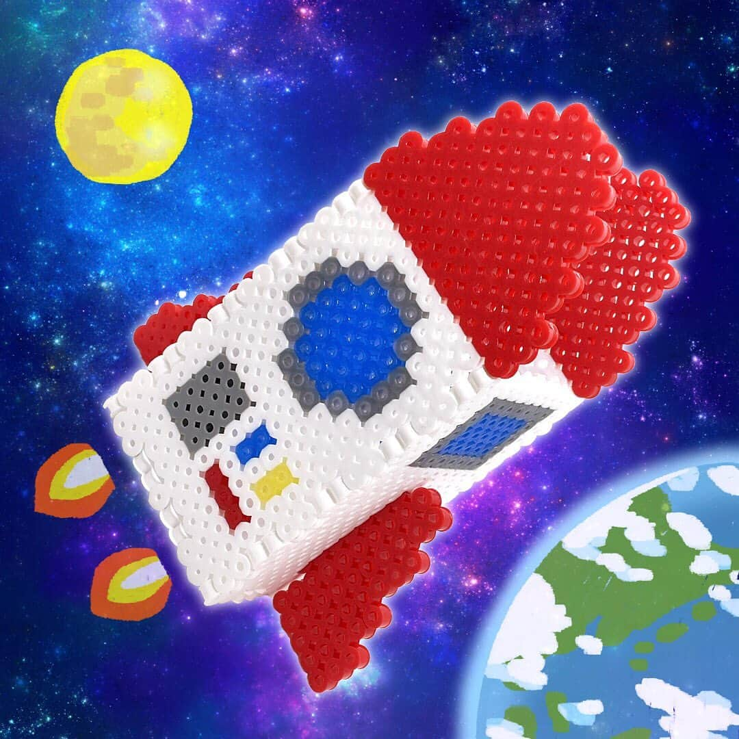 PerlerbeadsJP（パーラービーズ）のインスタグラム：「👩‍🚀🚀✨ 夏休み工作にオススメ‼️ 今日は平面パーツを組み合わせるだけで作れるロケット型の小物入れをご紹介📣😆  よかったら夏休みの工作に作ってみてくださいね🌟 図案シートはプロフィールのリンクからぜひご覧ください🌻 ▷ @perlerbeads_jp  ※図案シートをパソコン等で出力される際は、印刷設定を等倍にして頂きますと、プレートサイズとぴったりの状態でお楽しみ頂けます。 ……………………………………………………………… #おうち遊び #室内遊び #指先遊び #色遊び #季節の製作 #夏の製作 #製作遊び #休日の過ごし方 #ハンドメイド初心者 #雨の日の過ごし方 #雨の日の遊び #夏休みの過ごし方 #夏休みの遊び #夏休み自由研究 #夏休みの宿題 #夏休み工作 #夏休みの工作 #宇宙モチーフ #ロケットモチーフ #子どもとの暮らし #子どものいる暮らし #アイロンビーズ立体 #おうち時間 #アイロンビーズ #ironbeads #perlerbeads #パーラービーズ #beadart @kawadatoys_official」