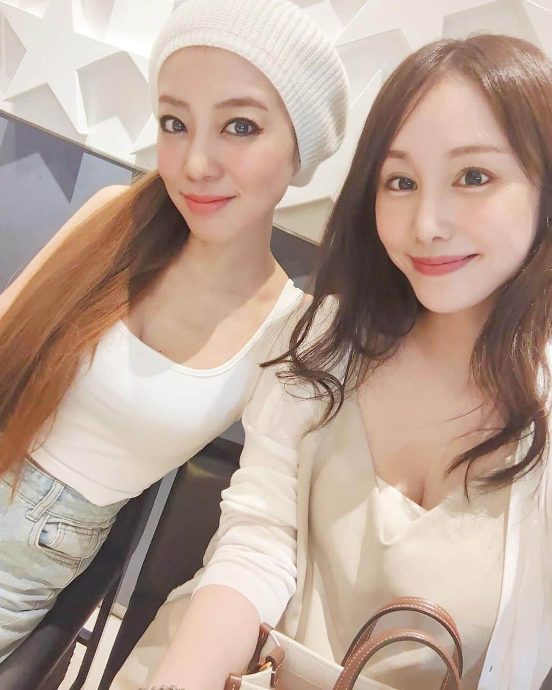 あびる優さんのインスタグラム写真 - (あびる優Instagram)「お友達とショッピング🛍️ 暑くてちょっと休憩☺️🍹  #friend#love#selfie#👯‍♀️#👭#❤️」8月8日 16時54分 - yuabiru74
