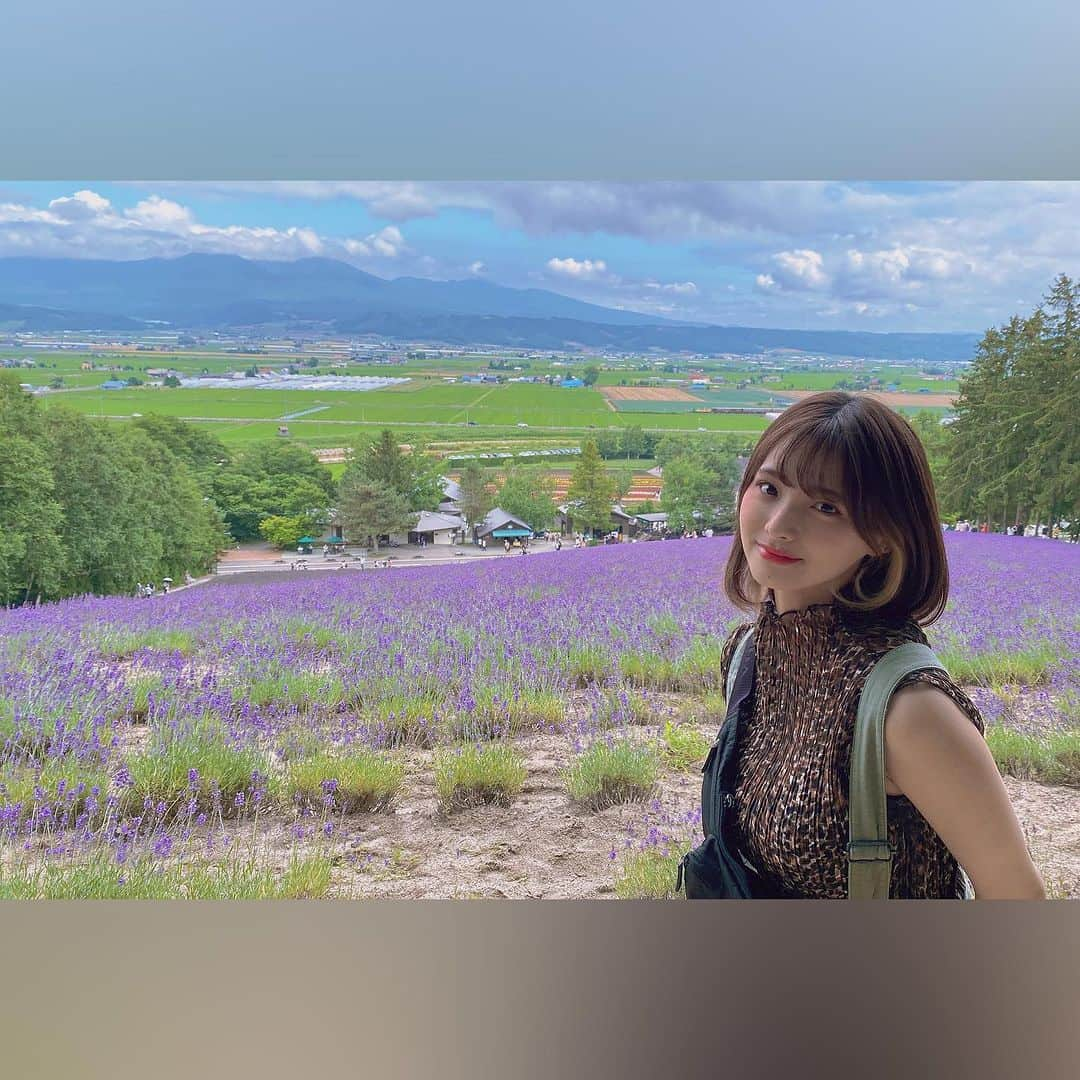 片岡沙耶さんのインスタグラム写真 - (片岡沙耶Instagram)「. 先日、北海道に行ってきました✈️ . ラベンダーがとっても綺麗…💜 自然はいいね🌳🍃 . 道の駅で見つけた南ふらのチップスが 本当に美味しすぎて 箱買いすればよかったと思った🥹🥔 .  #富良野  #富良野ラベンダー  #ラベンダー  #北海道  #南ふらのチップス」8月8日 16時57分 - kataoka_saya38