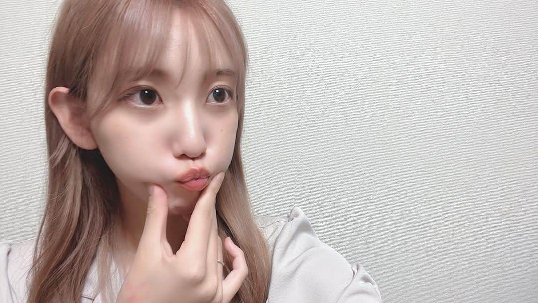 椿梨央のインスタグラム：「お久しぶりぶりの投稿✌︎ そして現在の私。 いめちぇんしました〜〜〜〜〜 人生初のハイトーンってやつ。 . . . . え。嫌いって言わないで？🥺 . . . メイクの色も変わって毎日メイクをするのも ウキウキしながらしてます♡ おすすめあれば女の子も男の子も 教えて下さいまし✨ . . . . . #野球女子 #ハイトーン #イメチェン」