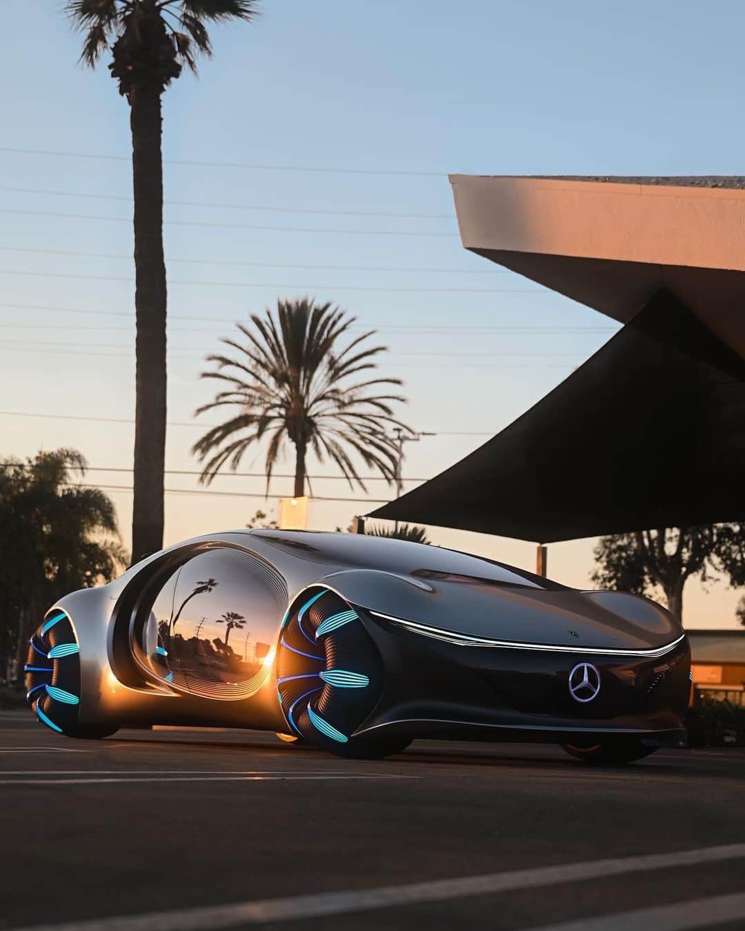 メルセデス・ベンツさんのインスタグラム写真 - (メルセデス・ベンツInstagram)「The #VISIONAVTR concept car has been created in collaboration with @avatar filmmakers and showcases a futuristic design, inspired by the world of Pandora.  #MercedesBenz #ConceptCar #Design #MBcreator」8月8日 17時00分 - mercedesbenz
