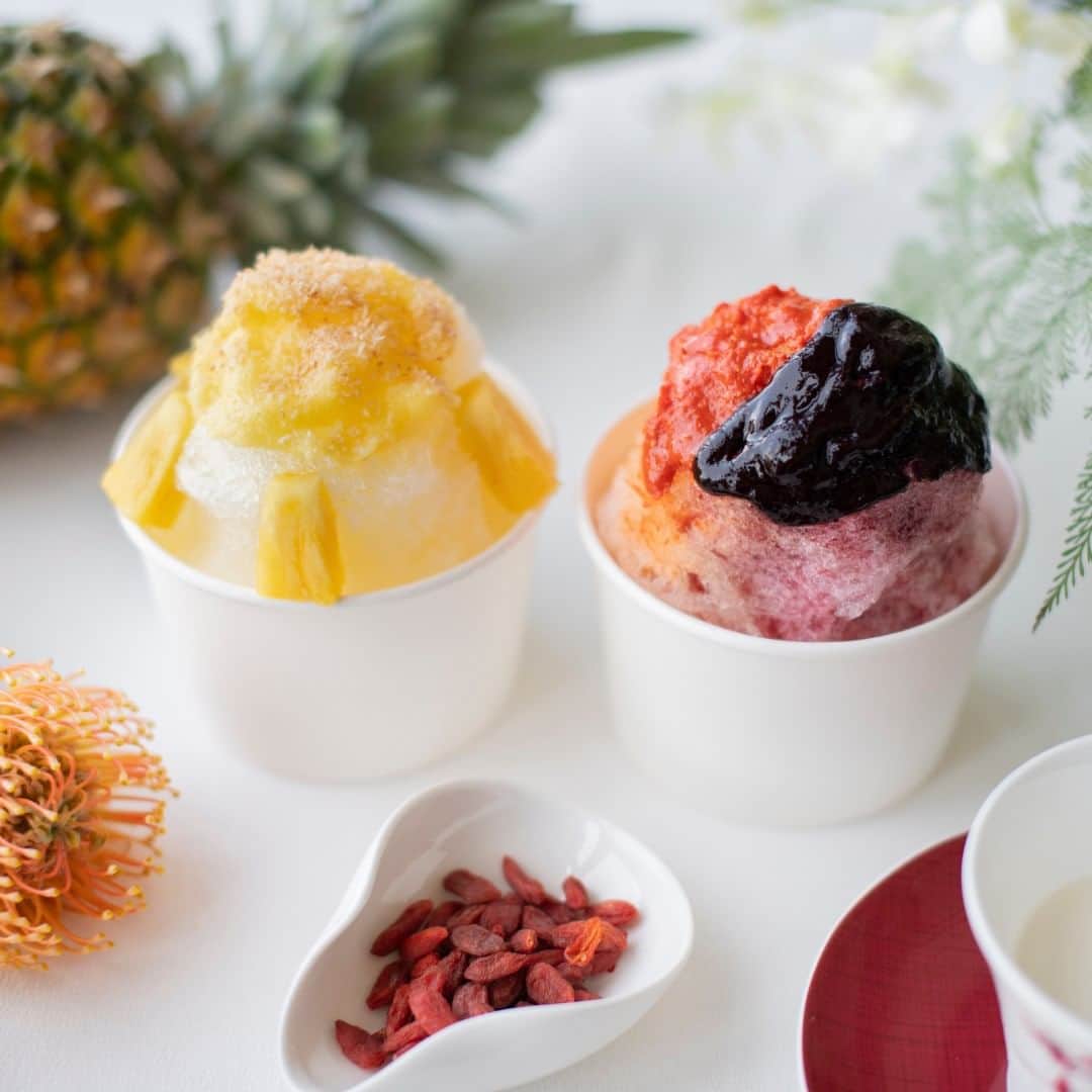 Mandarin Oriental, Tokyoのインスタグラム：「From 10 to 13 August 2023, Mandarin Oriental, Tokyo will participate in the "Nihonbashi Shaved Ice Festival 2023" at the Coredo Muromachi Terrace.  Our 'Sense' dim sum chef, Hayashi, has specially prepared two types of shaved ice for this event: 'Papapa Oriental', made with generous amount of seasonal pineapple and 'Double Berry with Apricot', which features a delightful sauce made from Natsuhaze berry and wolfberry.  Enjoy a taste experience by trying Mandarin Oriental, Tokyo's special shaved ice flavours or exploring various other shaved ice offerings from different shops. It's a perfect way to beat the summer heat!  「日本橋かき氷フェスティバル2023」  2023年８月10日（木）から13日（日）までの４日間、コレド室町テラス大屋根広場にて行われる、「日本橋かき氷フェスティバル2023年」にマンダリン オリエンタル 東京も出店いたします。 広東料理「センス」の点心長である林が、今回のイベントのためだけに、 旬を迎えるパイナップルをたっぷりと使用した、「パパパオリエンタル」とナツハゼとクコの実の相掛けソースが楽しめる「杏仁香る魅惑のWベリー」の２種類をご用意いたしました。 マンダリン オリエンタル 東京特製の２種類のかき氷を食べ比べてみたり、さまざまな店舗でのかき氷をお試しいただき、夏の暑さを吹き飛ばしてみてはいかがでしょうか。 … Mandarin Oriental, Tokyo @mo_tokyo #MandarinOrientalTokyo #MOtokyo #ImAFan #MandarinOriental #Nihonbashi #Tokyohotel #ecoedo #shavedice ＃ecoedo日本橋 #かき氷 #日本橋かき氷フェスティバル　#マンダリンオリエンタル #マンダリンオリエンタル東京 #東京ホテル #日本橋 #日本橋ホテル」