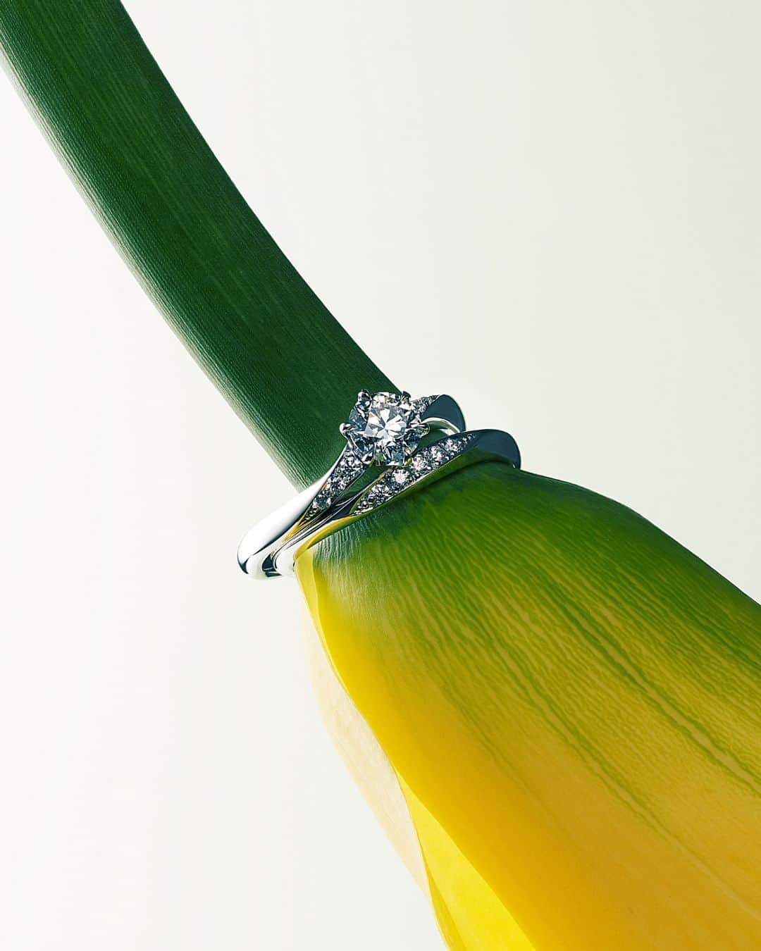 ラザール ダイヤモンド ブティック公式 | 婚約・結婚指輪のインスタグラム：「ー どの角度からも尽きることない煌めき ー  婚約指輪のサイドや結婚指輪に使用されるメレダイヤモンドの品質や そのカットにも、センターダイヤモンドに準じた厳しい基準を設定。  全てのダイヤモンドに変わらぬ輝きを。  ＜婚約指輪＞COOPER’S ＜結婚指輪＞ORCHARD  #lazarediamond #ラザールダイヤモンド #婚約指輪 #エンゲージリング #結婚指輪 #マリッジリング #NEWYORK #NYC #ダイヤモンド #ダイヤモンドリング #ブライダルリング #ブライダルリング専門店」