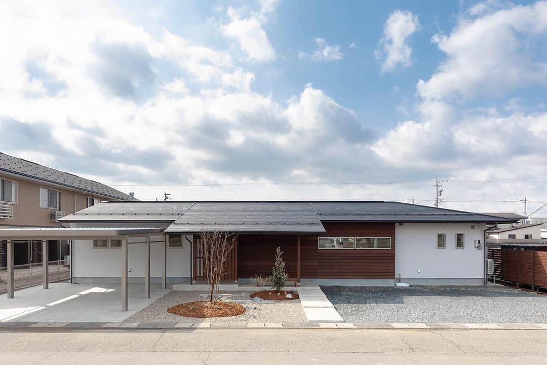 住まい工房 福井 新築 注文 住宅 工務店のインスタグラム：「.  庭と一体感のある平屋。  ゆとりある敷地を活かし、 南面には広々とした芝生のお庭を設けています。 ダイニング、リビング、畳スペース、子ども部屋までをサンデッキでつなぎ、家全体がお庭と繋がれる開放感のある暮らしをかなえています。 南北に抜ける風も、癒しと安らぎを与えてくれます。」