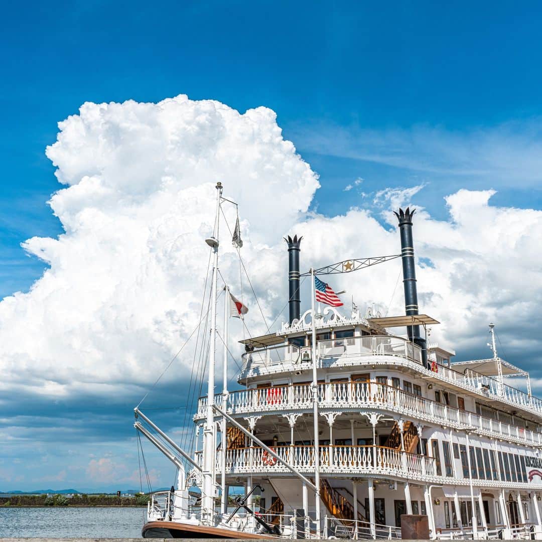 のインスタグラム：「＼夏空の下　びわ湖に浮かぶ遊覧船🚢／  本日は、浜大津港から日本一の湖に浮かぶ遊覧船をパシャリ📸  びわ湖でのクルーズを楽しめるエンタメ船「ミシガン」！🌞   最上階のスカイデッキから雄大なびわ湖の景色を思う存分楽しめるほか、船内では楽しい音楽やイベントに加えて、軽食からブッフェ料理など多彩なお食事が楽しめます😍  素敵なフォトスポットも盛りだくさん！  さらに、夜の「ミシガンナイト」コースでは幻想的なひとときを味わうことができます✨  ぜひ、ご家族や大切な方と一緒に訪れてみてはいかがでしょうか？  みなさんオススメの関西のスポットがあれば、コメントで教えてください！  #関西電力 #灯りフォト部  #浜大津港 #お盆 #ミシガン #夏の思い出 #日本の絶景 #日本の景色 #関西旅行 #関西観光 #関西の旅 #夏の風物詩 #湖畔の景色 #写真好きな人と繋がりたい #カメラ好きな人と繋がりたい」