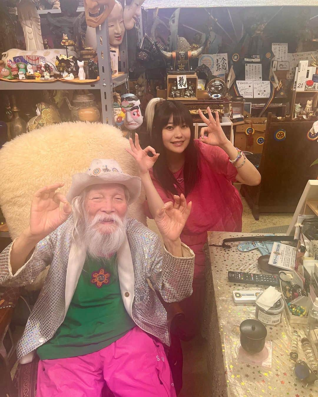 冨手麻妙さんのインスタグラム写真 - (冨手麻妙Instagram)「宇宙人と地球人のハーフにも会えた👽🛸  村長、ありがとう❤️  #宇宙村 #宇宙村パワーシール #パワースポット #東京パワースポット #スピリチュアル #宇宙 #宇宙人」8月8日 17時14分 - amitomite