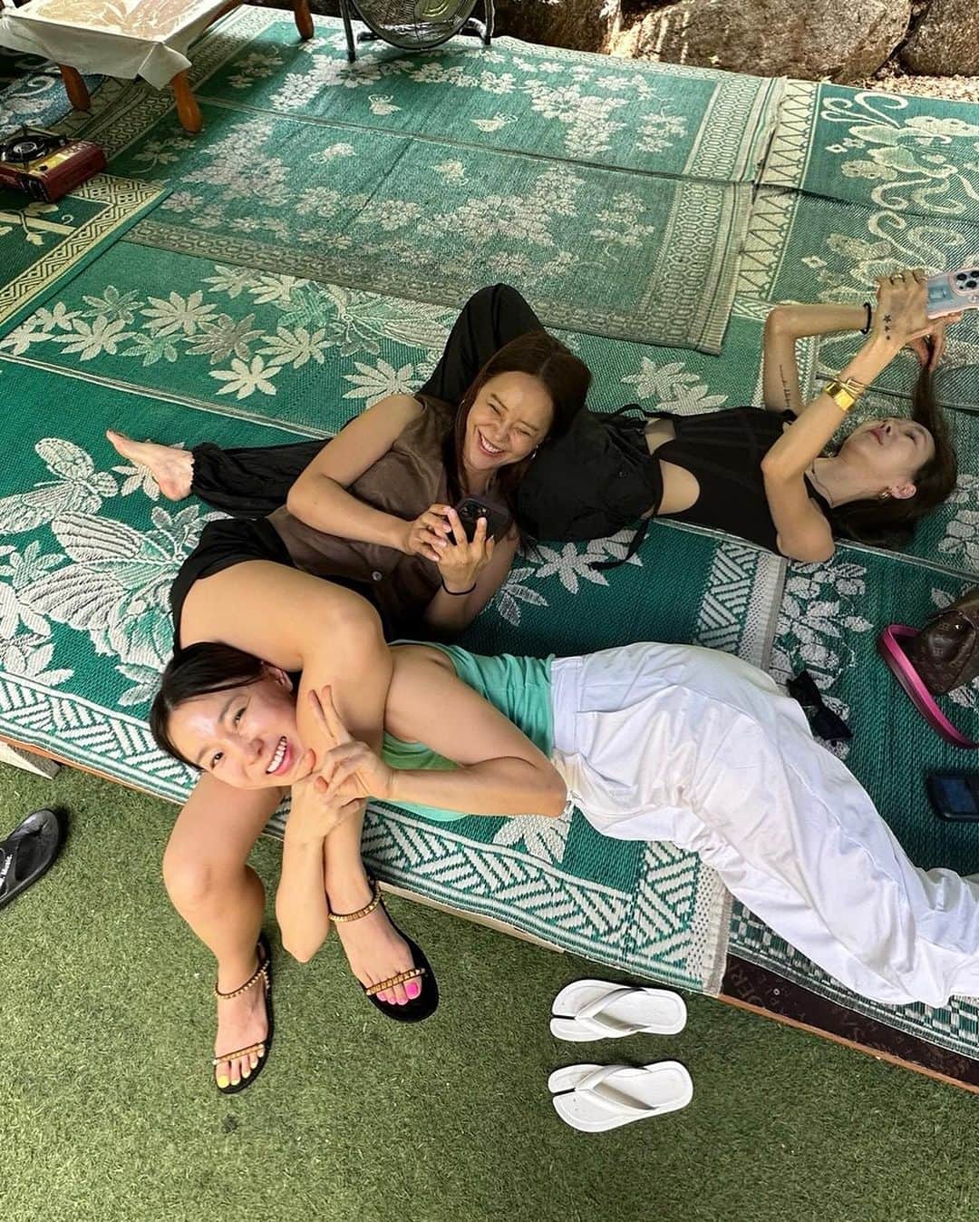 ペク・チヨンのインスタグラム：「이제는 올릴수 있다 ㅎㅎㅎ 오래 참았다 진짜 ㅋㅋ #사진따위고르지않는다 #손에닿는대로올리기 #후회는없다 #밉지않은관종언니 #유네지니 #백찌영이 #특별출연엄죤 #언니사랑심한동생들」
