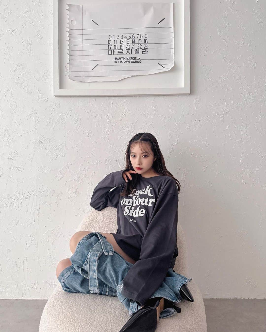 村瀬紗英のインスタグラム：「#dailylook Luck on your side😎❤️‍🔥  サテンの光沢感と配色が可愛い🎶 unisexサテンワッペンロゴロンT 9/22 @andgeebee_official  なんやかんやロンTが便利だー！ #ANDGEEBEE #2023 #AW #🦊」