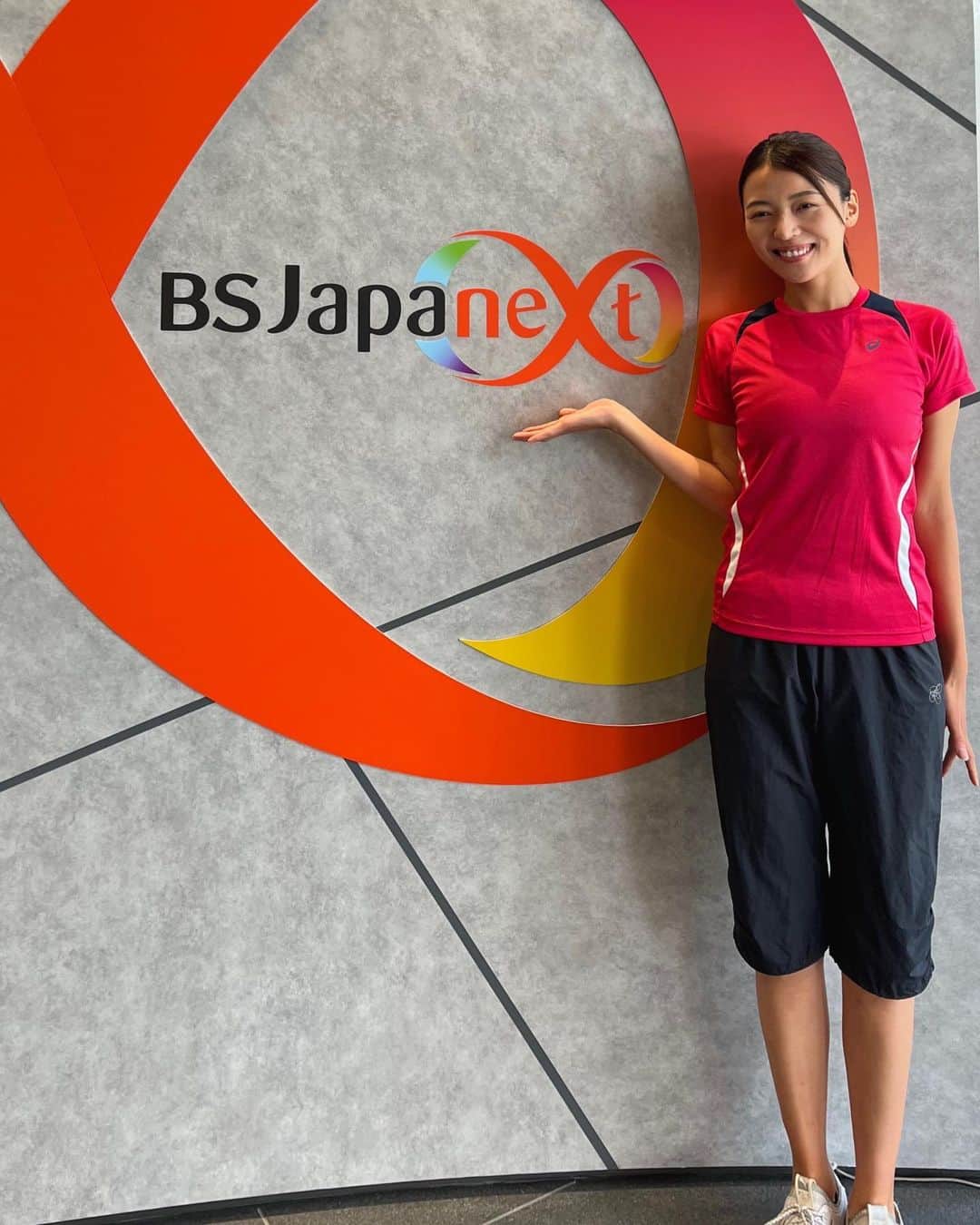 伊藤しほ乃のインスタグラム：「ジャパネットの社員さんにロングブレスの呼吸法を取り入れた姿勢改善とお腹引き締めメゾットのレッスンをしてきました😊  BSのスタジオの入口で記念写真。笑  水分補給を忘れずに、 外も暑い日が続きますが体調に気をつけて頑張りましょう😊  台風もお気をつけください🥲」