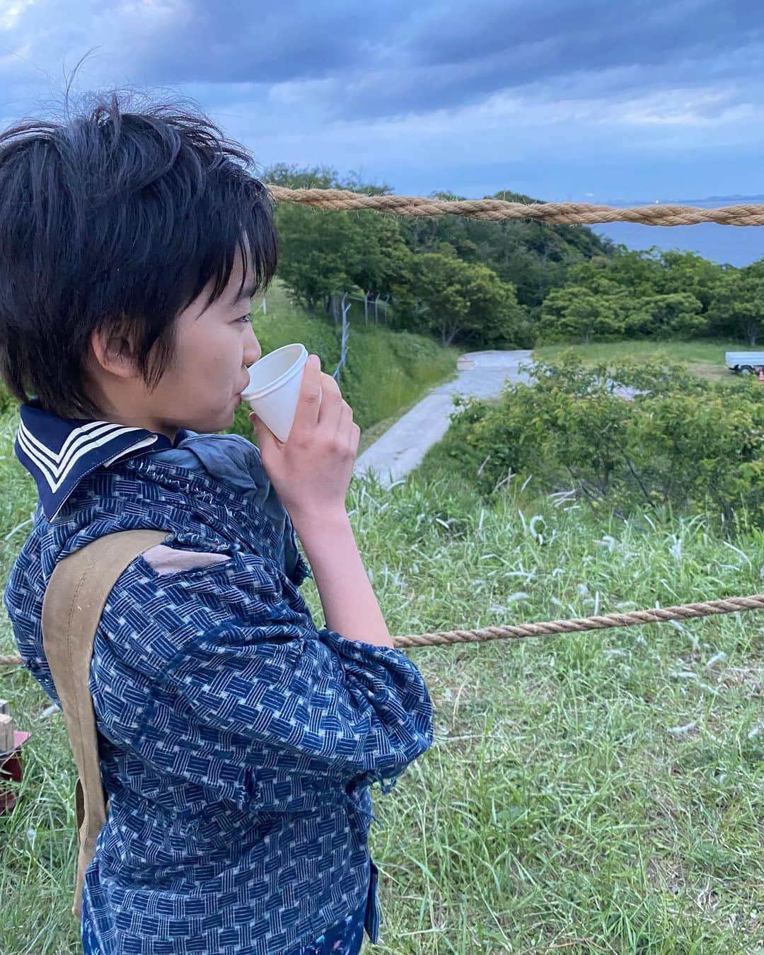 村山輝星のインスタグラム：「📺 8月10日(木)22:00~ 放送 📺  NHK 特集ドラマ「軍港の子〜よこすかクリーニング1946〜」 坂井凪子役で出演いたします！！  📬 オフショットが届きました 📸  放送はいよいよ明後日！チェックお願いいたします👀  #村山輝星 #劇団東俳 #Tプロジェクト #軍港の子 #よこすかクリーニング1946 #オフショット」