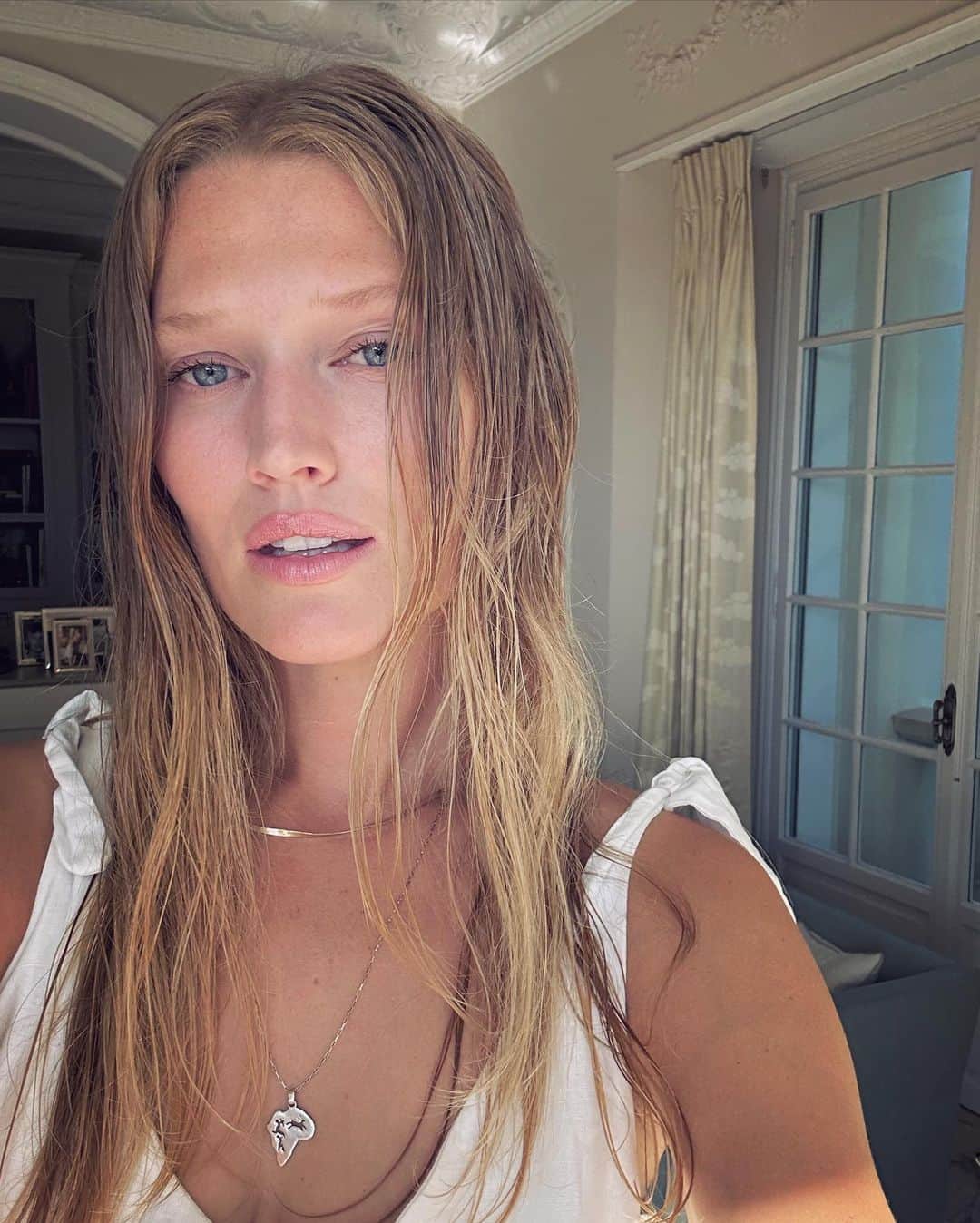 トニ・ガーンのインスタグラム：「🍦🇫🇷🦀❤️🍷🥥」